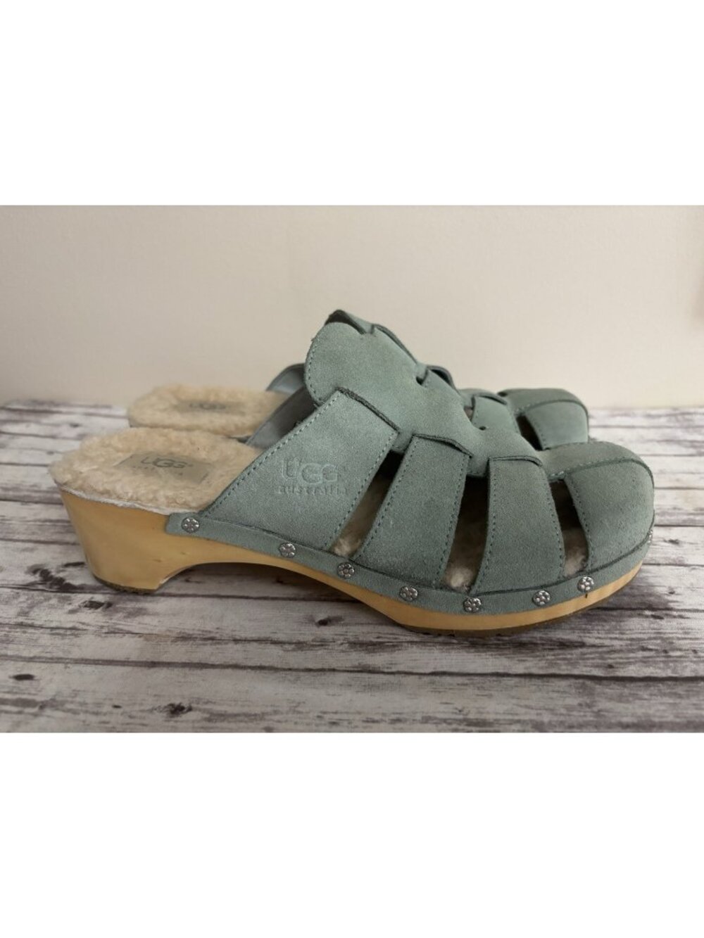 Women’s suede sea foam-green Sherpa lined open-weaved UGG clogs size 9‎